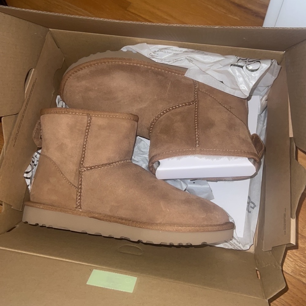 NEVER WORN UGG Women’s Classic Mini Boot